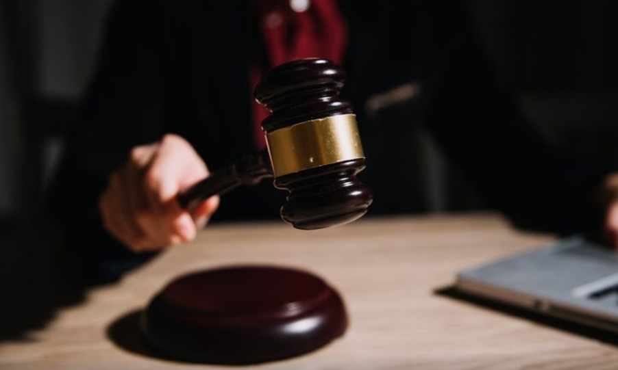 Суддя, яку вони прийняли за беззахисну матір